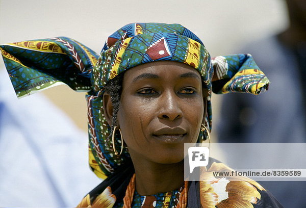 Westafrika Frau geselliges Beisammensein Festival Teilnahme Kultur Volksstamm Stamm Nigeria