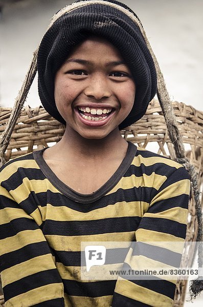 tragen  Junge - Person  Korb  Asien  Nepal