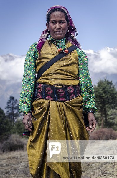 Frau  Berg  Tradition  frontal  Kleidung  Himalaya  Asien  Kleid  Nepal