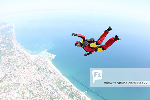 Fallschirmspringer im Freifall  Fano  Provinz Pesaro  Marken  Italien  Europa