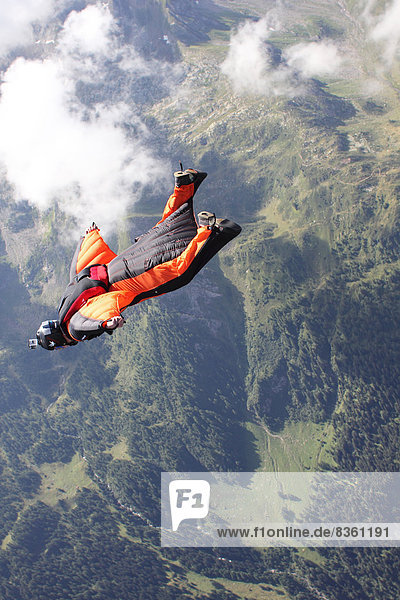 Fallschirmspringer mit Wingsuit,  Ambri,  Tessin,  Schweiz,  Europa