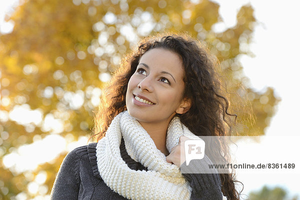 Lächelnde junge Frau im Herbst