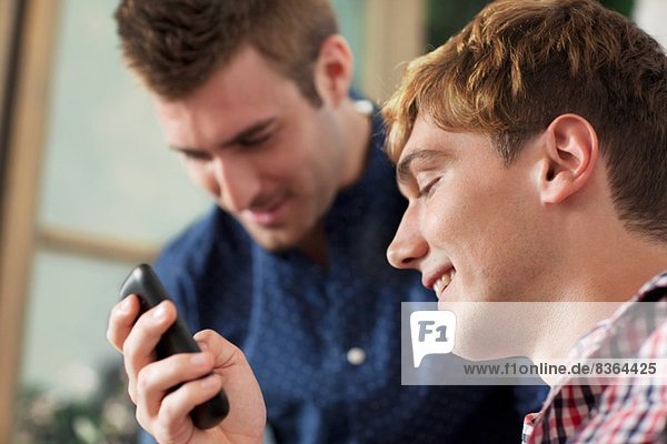 Junge Männer mit Smartphone