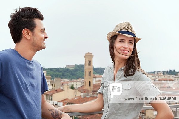 Paar mit Blick auf Florenz im Hintergrund  Toskana  Italien
