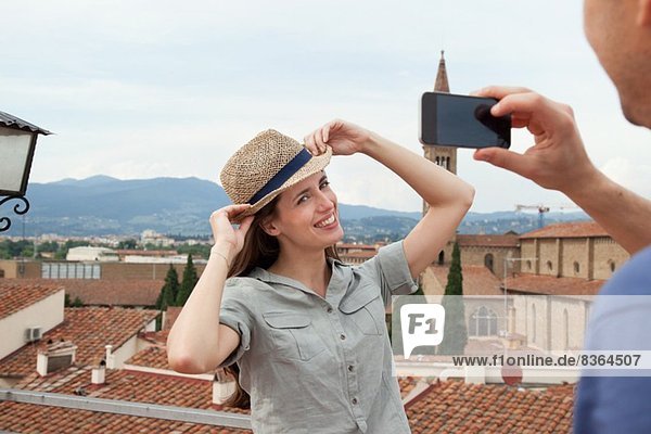 Mann fotografiert Frau mit Smartphone  Florenz  Toskana  Italien
