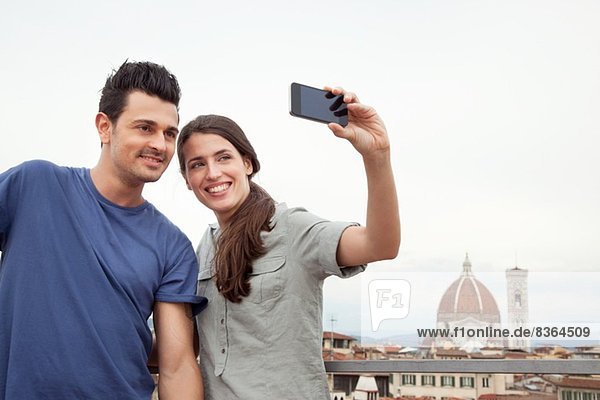 Paar fotografiert sich mit der Kathedrale von Florenz,  Florenz,  Toskana,  Italien
