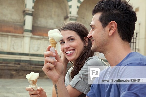Ehepaar beim Eisessen  Platz Santa Maria Novella  Florenz  Toskana  Italien