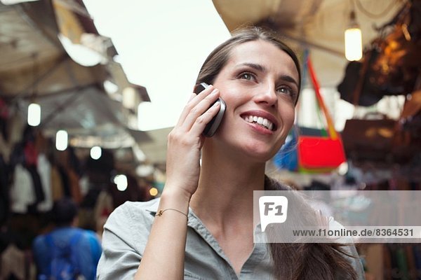 Junge Frau am Handy  Markt von San Lorenzo  Florenz  Toskana  Italien