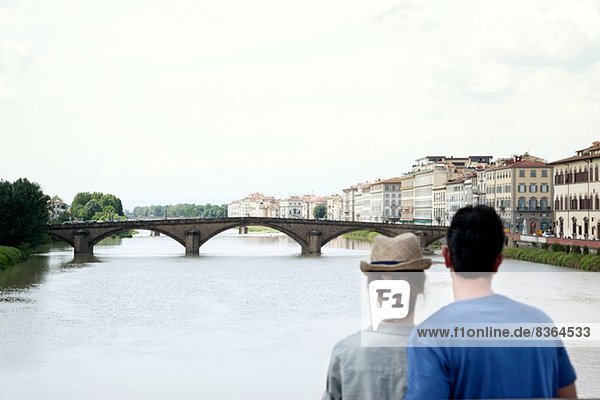 Paar mit Blick auf Ponte alle Grazie  Florenz  Toskana  Italien