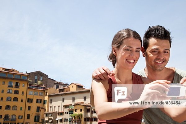 Mann und Frau fotografieren sich auf Ponte Vecchio  Florenz  Toskana  Italien