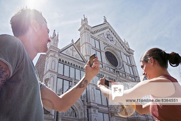 Mann und Frau photogrpahing Kirche von Santa Croce  Piazza di Santa Croce  Florenz  Toskana  Italien