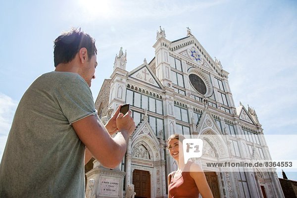 Mann und Frau vor der Kirche Santa Croce  Piazza di Santa Croce  Florenz  Toskana  Italien