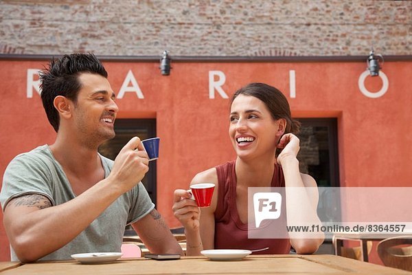 Ehepaar trinkt Espresso vor einem Café  Florenz  Toskana  Italien
