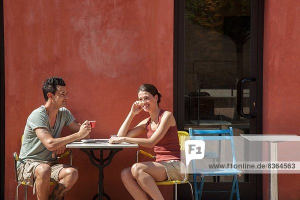 Vor einem Café sitzendes Ehepaar  Florenz  Toskana  Italien