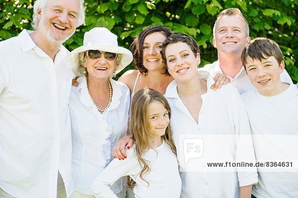 Porträt der Drei-Generationen-Familie