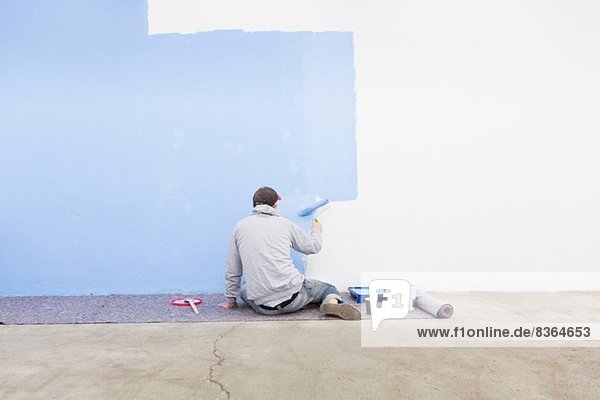 Rückansicht des Mannes Malerei Wand blau