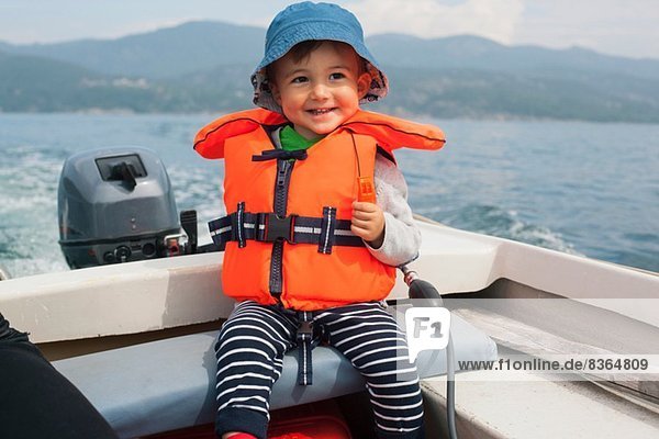 Junge genießt Bootsfahrt