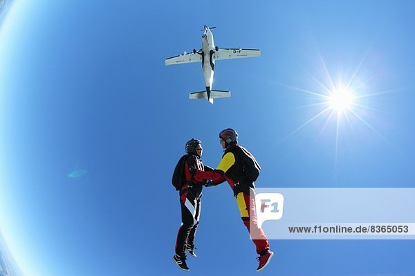 Fallschirmspringerinnen frei fallend über Leutkirch  Bayern  Deutschland