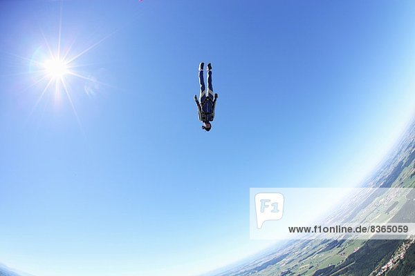 Fallschirmspringerin frei fallend Kopf zuerst über Leutkirch  Bayern  Deutschland