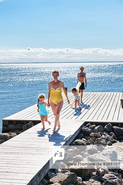 Eltern und zwei junge Mädchen am Pier  Utvalnas  Gavle  Schweden