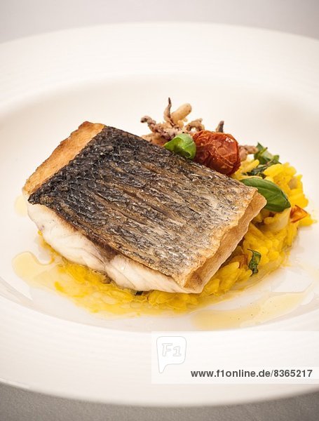 Stilleben mit Fisch auf Reisbett