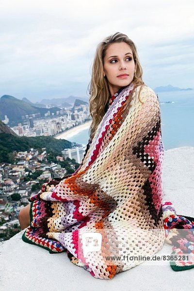 Junge Frau in Wolldecke Casa Alto Vidigal Rio De Janeiro Brasilien