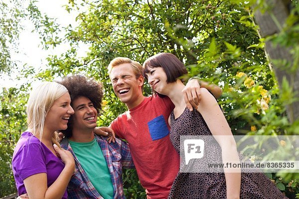 Gruppe junger erwachsener Freunde im Garten