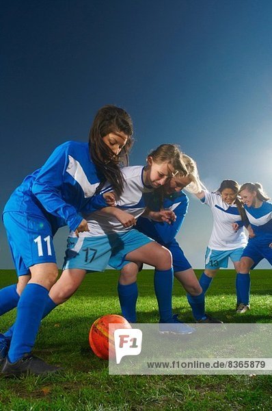 Junge Frauen spielen Fußball