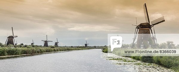 Windmühlen und Kanal  Kinderdijk  Olanda  Amsterdam
