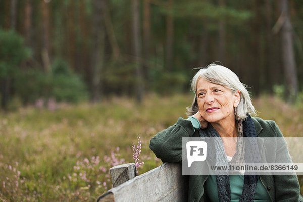Seniorin auf der Bank schaut weg