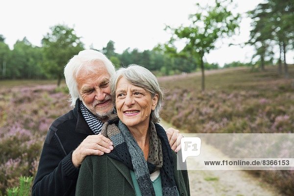 Seniorenpaar  Mann mit Händen auf den Schultern der Frau