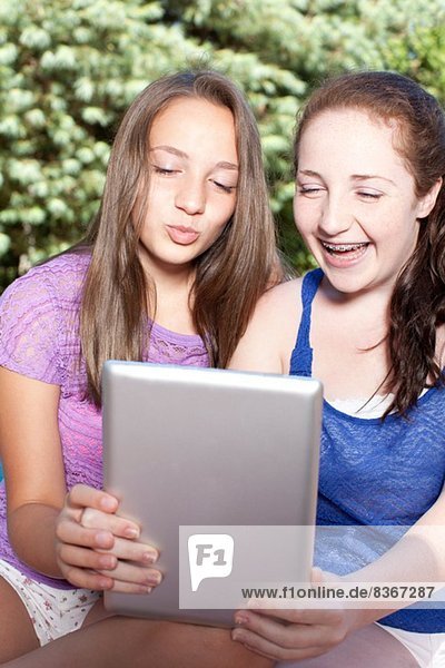 Freunde mit digitalem Tablett