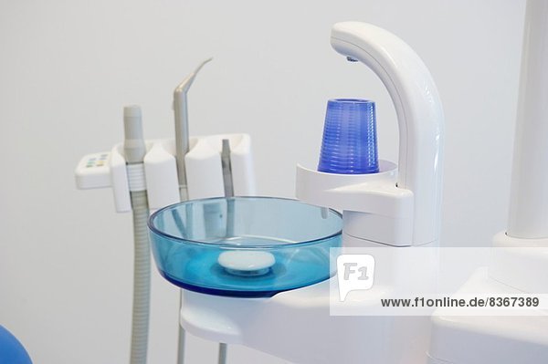 Spüle und Kunststoffbecher in der Zahnarztpraxis