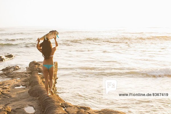 Junge Frau hält Surfbrett San Diego Kalifornien USA