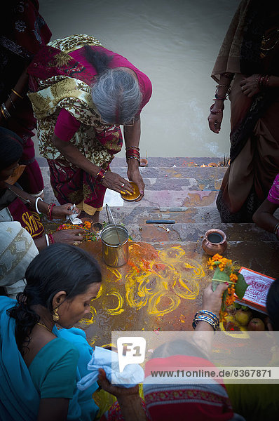 Farbaufnahme  Farbe  Mensch  Menschen  Fest  festlich  Vorbereitung  Farbe  Farben  Indien  bemalen  Varanasi