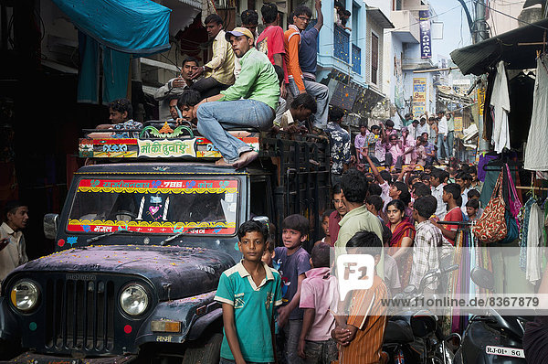 zwischen  inmitten  mitten  Straße  Lastkraftwagen  Menschenmenge  Indien  Pushkar