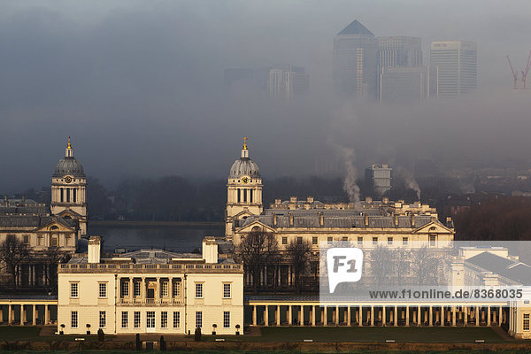 Old Royal Naval College und Canary Wharf auf Nebligen Winter Morgen gesehen von Greenwich Park Greenwich  London  England  Großbritannien
