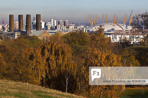 Herbstansicht des alten Greenwich Kraftwerks und O2 Arena Von Greenwich Park Greenwich  London  England  Großbritannien