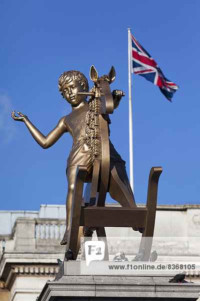 Goldener Junge auf Schaukelpferd auf dem vierten Sockel im Trafalgar Square London  England  Großbritannien
