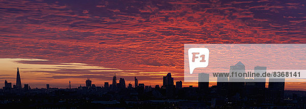 Panorama-Sonnenuntergang über Stadt von London und Canary Wharf London  England  Großbritannien