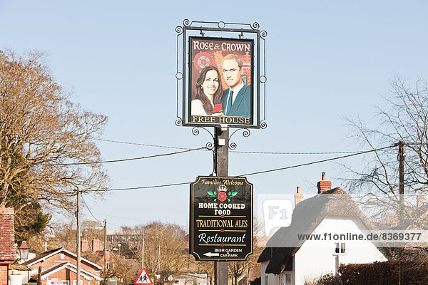 hoch  oben  Großbritannien  Straße  Zeichen  streichen  streicht  streichend  anstreichen  anstreichend  England  Kneipe  Signal  Wiltshire