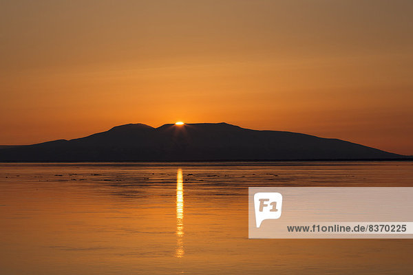 glühend  Glut  Wasser  Sonnenstrahl  Ruhe  Sonnenuntergang  Himmel  Spiegelung