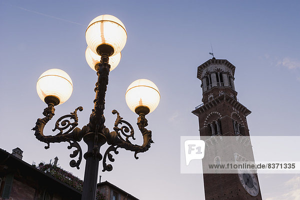 beleuchtet  Uhr  Lampe  Platz  Abenddämmerung  Italien  Verona