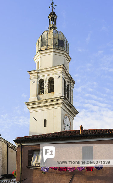 Außenaufnahme Wohnhaus hängen trocken Uhr Kirche Wäscheleine Wäsche Italien