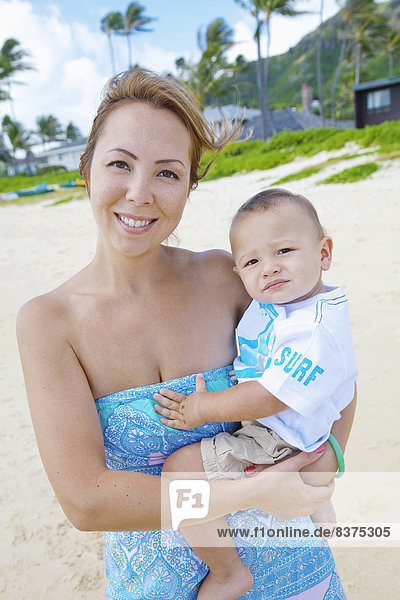 Vereinigte Staaten von Amerika  USA  Strand  Sohn  halten  Säuglingsalter  Säugling  Mutter - Mensch  Hawaii  Oahu