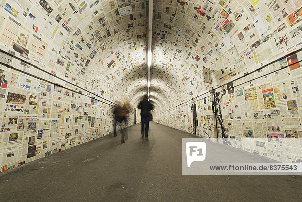 bedecken  Wand  Tunnel  Fußgänger  Lugano  Zeitung  Schweiz