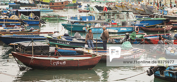 nahe  Hafen  Mann  unterhalten  Boot  Insel  angeln  jung  China  Hongkong  alt