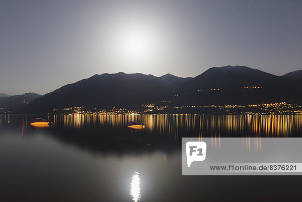 beleuchtet  Nacht  See  Alpen  Langensee  Lago Maggiore  Locarno  Mondschein  schweizerisch  Schweiz