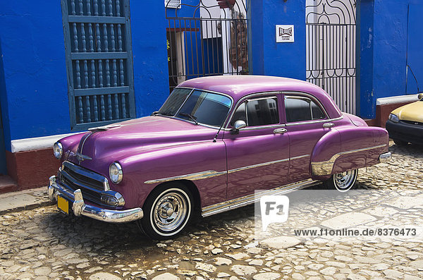 Helligkeit Gebäude lila frontal parken blau Chevrolet Kuba
