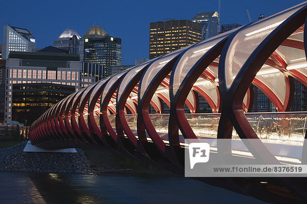 Nacht  Gebäude  Großstadt  Brücke  Hintergrund  Beleuchtung  Licht  rot  Alberta  Calgary  Kanada